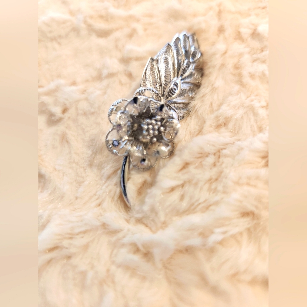 Vintage Silver leaf brooch. Unsigned